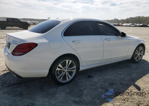 2015 Mercedes-Benz C 300 4Matic z USA, uszkodzony, nr VIN 55SWF4KB6FU020356